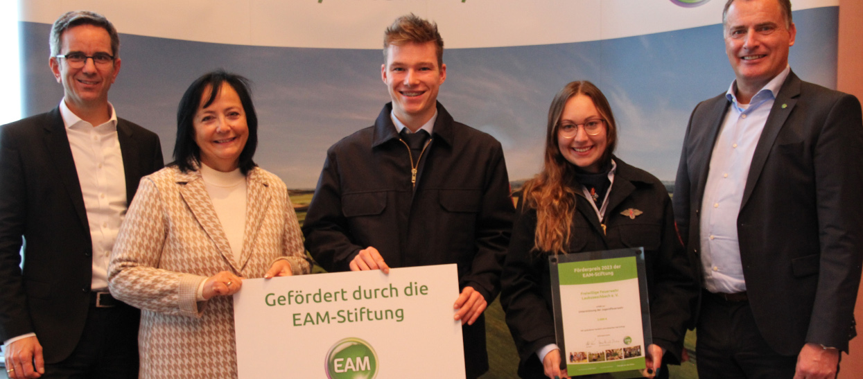 Das Foto zeigt von links EAM-Geschäftsführer Hans-Hinrich Schriever, Northeims Landrätin Astrid Klinkert-Kittel, Elijah Schuy, Saskia Knöpp (beide Freiwillige Feuerwehr Laubuseschbach) und EAM-Geschäftsführer Olaf Kieser.